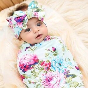 Baby swaddle with matching bow